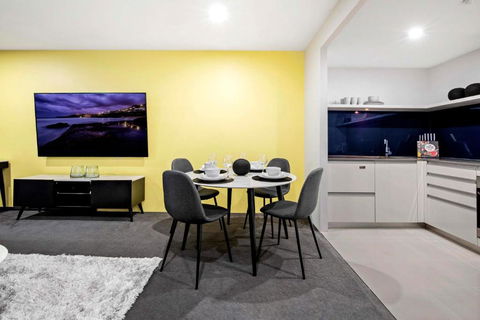 OCEAN VIEW - One Bedroom Spa Apartment - Circle On Cavill - Self Contained, Privately Managed - Accommodation 4U 3