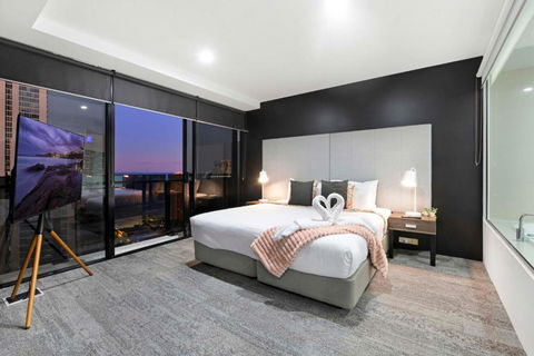OCEAN VIEW - One Bedroom Spa Apartment - Circle On Cavill - Self Contained, Privately Managed - Accommodation 4U 0