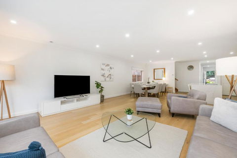 Newsom House - Stylish & Elegant Home With 4 King Beds - Accommodation 4U 2