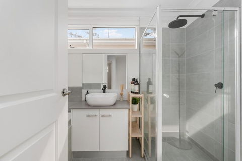 Newsom House - Stylish & Elegant Home With 4 King Beds - Accommodation 4U 3