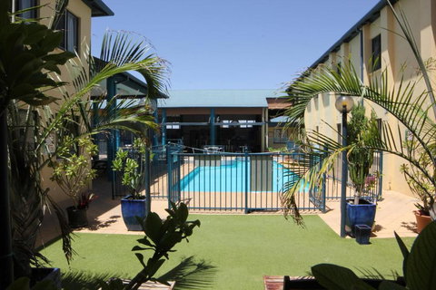 Ningaloo Club Backpackers - Accommodation 4U 3
