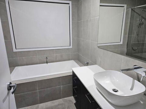 O Stylish 4 Room Oasis With 65 TV - Accommodation 4U 1