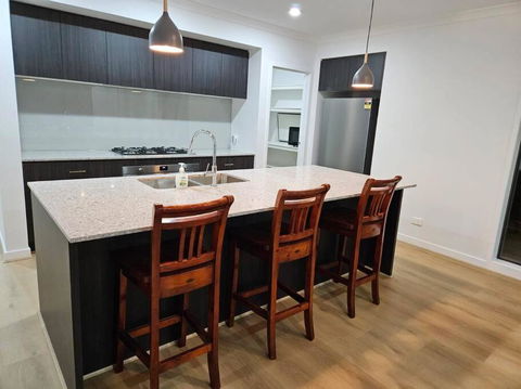 O Stylish 4 Room Oasis With 65 TV - Accommodation 4U 2