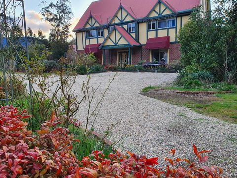 Oaktree Guest House - Accommodation 4U 1