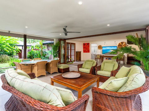 Oasis Beachfront Mirage - Accommodation 4U 1