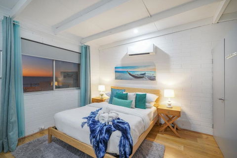 OCEA84 - Quinns Beach Shack: Ocean Views - Accommodation 4U 2