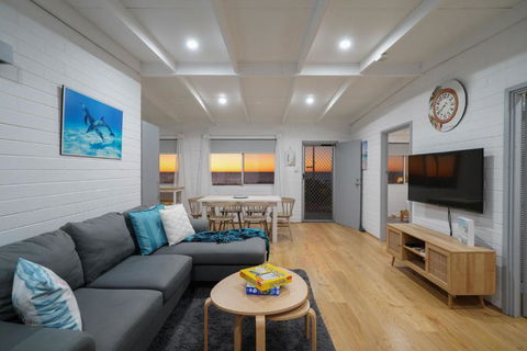 OCEA84 - Quinns Beach Shack: Ocean Views - Accommodation 4U 3