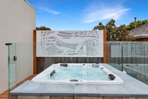 OG Spa Retreat- 3 Bedroom, Spa, Central, Aircon - Accommodation 4U 0