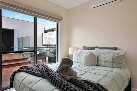 OG Spa Retreat- 3 Bedroom, Spa, Central, Aircon - Accommodation 4U 1