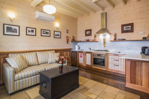 Old Bank Boutique Hotel - Accommodation 4U 2