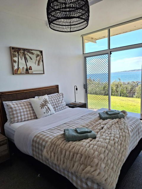 ON THE WATERS EDGE - Accommodation 4U 3