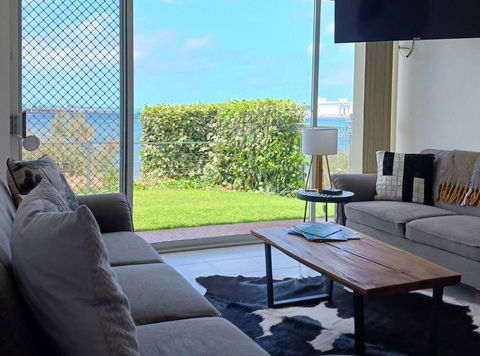 ON THE WATERS EDGE - Accommodation 4U 2