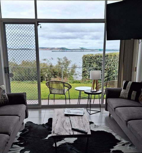 ON THE WATERS EDGE - Accommodation 4U 0