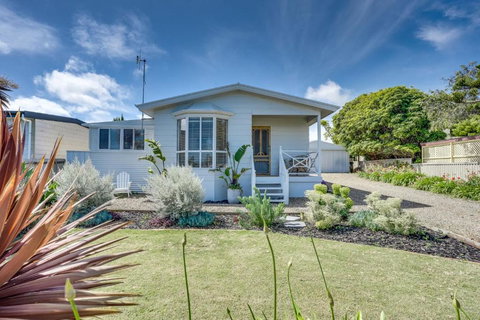 Our Little White House -74 Padman Crescent, Middleton - Accommodation 4U 0