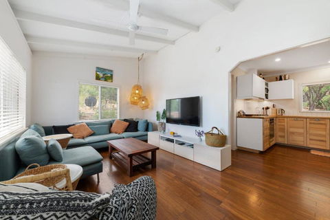 Peaceful And Renovated Original Beach House With Sweeping Views Of Gracetown - Accommodation 4U 3