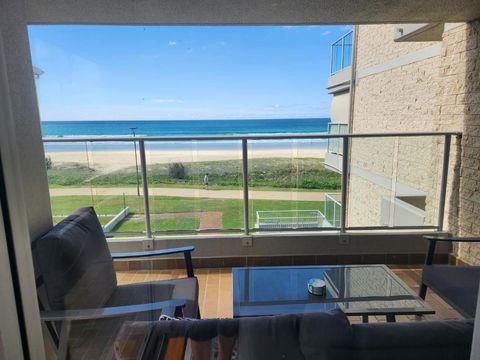 Pacific Surf Absolute Beachfront Apartments - Accommodation 4U 1