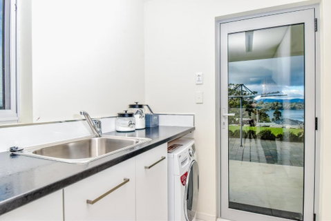 Paradise Point - Entire Home In Clarence Point, Tasmania Australia, 10 Guests 7 Bedrooms 7 Beds 3 Baths - Accommodation 4U 3