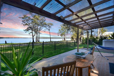 Parkway Lakehouse - Accommodation 4U 0