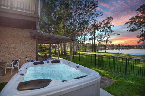 Parkway Lakehouse - Accommodation 4U 1