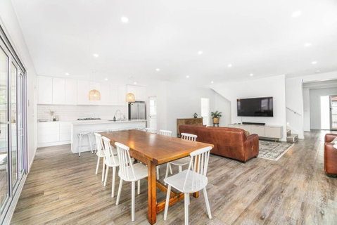 Perfect For Families And Groups - Large 5 Bedroom - Accommodation 4U 0