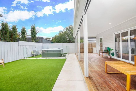 Perfect For Families And Groups - Large 5 Bedroom - Accommodation 4U 1
