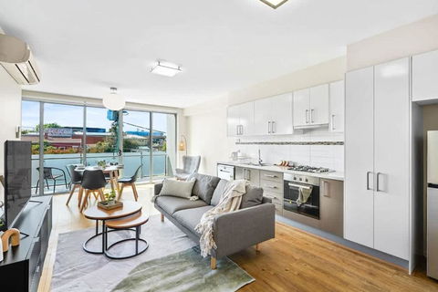 Perfect Location Cozy Townhouse McKinnon Station - Accommodation 4U 0