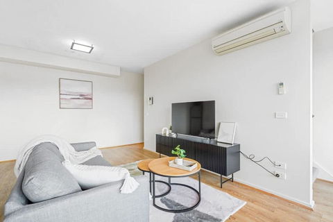 Perfect Location Cozy Townhouse McKinnon Station - Accommodation 4U 1