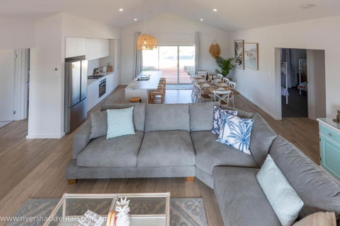 Pina Colada Shack-40 Marina Way - Accommodation 4U 2
