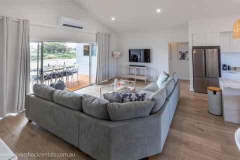 Pina Colada Shack-40 Marina Way - Accommodation 4U 1