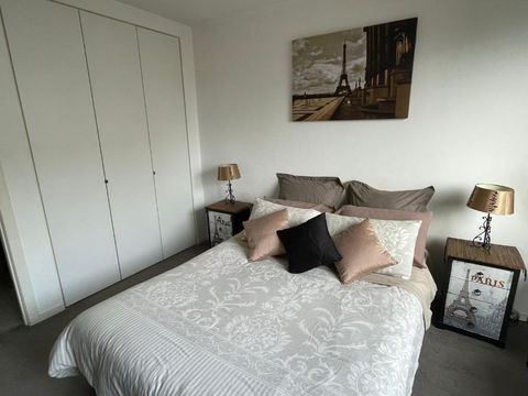 Radiance - Chic Fitzroy Street Apartment - Accommodation 4U 1
