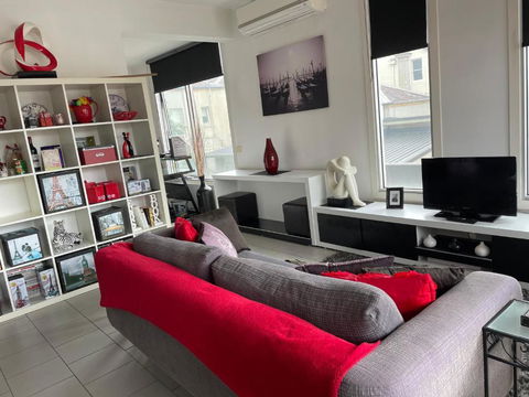 Radiance - Chic Fitzroy Street Apartment - Accommodation 4U 0
