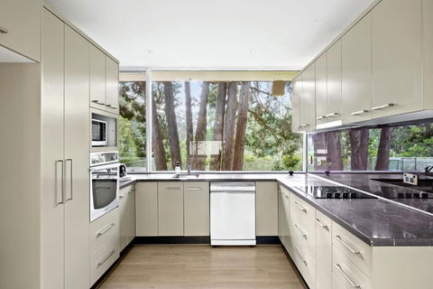 Quaint Queen Room - Central Location At Pymble - Shared Bathroom - Accommodation 4U 2