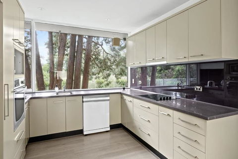 Quaint Queen Room - Central Location At Pymble - Shared Bathroom - Accommodation 4U 3