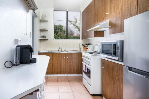 Quiet 2BR Apartment With Garden Views In Griffith - Accommodation 4U 2