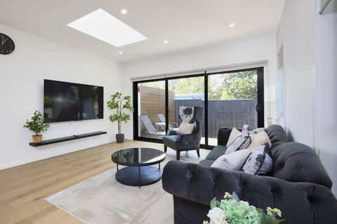 Preston Lux House 5 Bed 5 Bath - Accommodation 4U 0