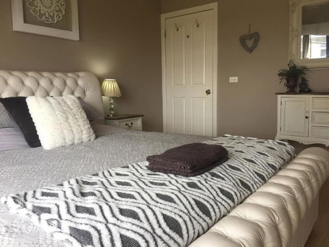 Private Bedroom In Modern Farm Homestead - Accommodation 4U 0