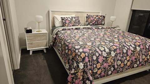 Private Master Bedroom With Ensuite In Officer - Accommodation 4U 0