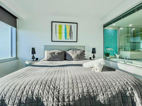 Q1 Skyview Retreat - Level 31 Spectacular Views - Accommodation 4U 1