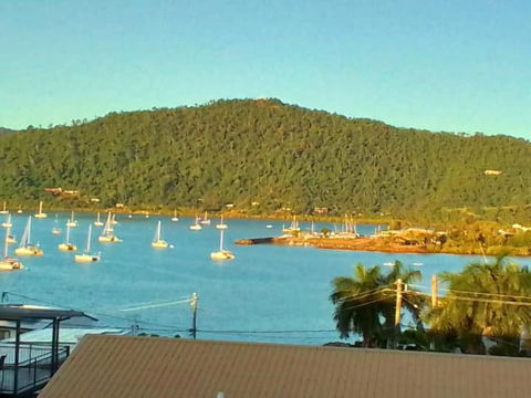 QCWA Cheerful Cottage - Airlie Beach - Accommodation 4U 0