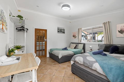 Quadruple Ensuite Room - Nearby Stations & Shops - Accommodation 4U 0