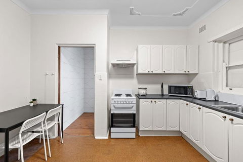 Quadruple Room - Near Transport & Shops - Shared Bathroom - Accommodation 4U 3