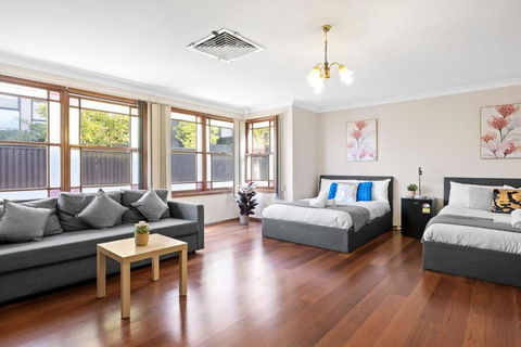 Quadruple Room W Ensuite In Gordon Near Train & Bus - Accommodation 4U 0
