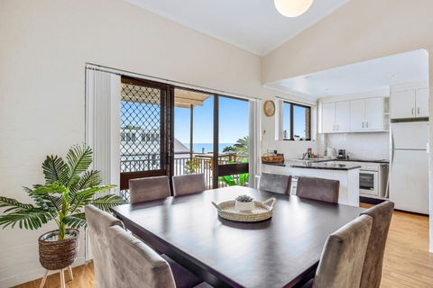 Quaint 2-Bed Beach Abode With Ocean Views - Accommodation 4U 0
