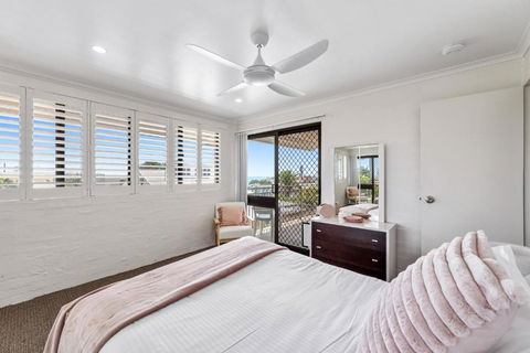 Quaint 2-Bed Beach Abode With Ocean Views - Accommodation 4U 3