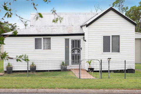 Quaint 2 Bedroom Fully Furnished Cottage - Accommodation 4U 0
