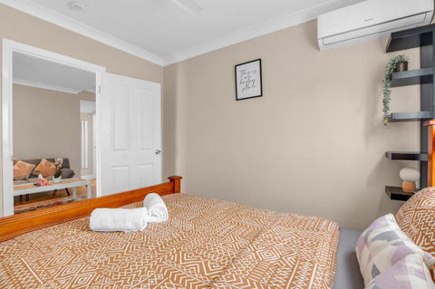 Quaint 2 Bedroom Fully Furnished Cottage - Accommodation 4U 2