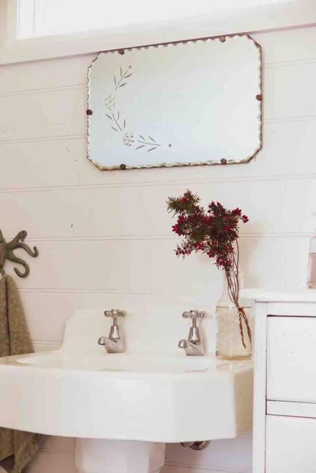 Quaint And Intimate 1-bed Seaside Cottage - Accommodation 4U 3