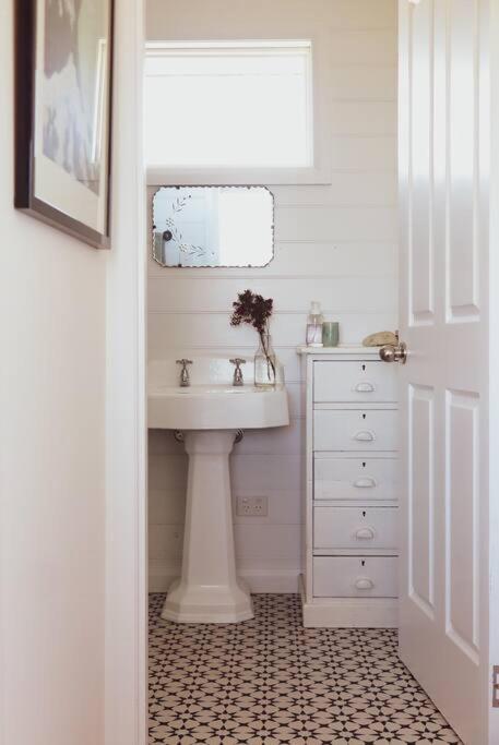 Quaint And Intimate 1-bed Seaside Cottage - Accommodation 4U 2