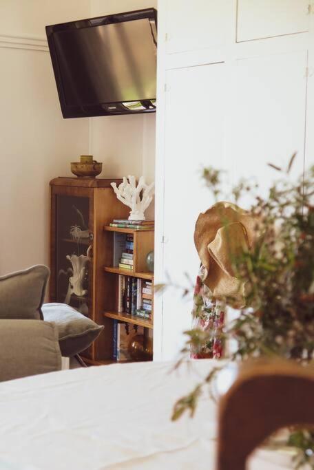 Quaint And Intimate 1-bed Seaside Cottage - Accommodation 4U 1