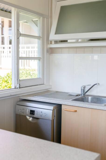 Quaint & Cosy 1 Bedroom Apartment In Queenslander. - Accommodation 4U 2